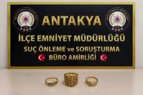 Antalya’da kontrolden çıkan kamyon karşı şeride geçti: 3 yaralı
