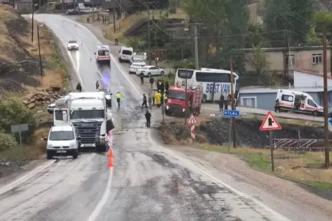 Antalya’da kontrolden çıkan kamyon karşı şeride geçti: 3 yaralı