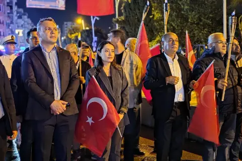 Adana’da köy okulunda Cumhuriyet coşkusu: Öğrenciler sokaklarda yürüdü