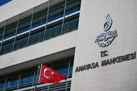 Depremin ardından yeniden inşa edilen 98 yıllık tarihi valilik binasında saat 04.17'de sabitlendi