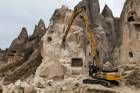 İzmir depreminde 23 saat oğlunu enkazda bekledi, şimdi başkalarına umut oluyor