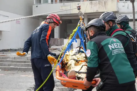 Depremin ardından yeniden inşa edilen 98 yıllık tarihi valilik binasında saat 04.17'de sabitlendi