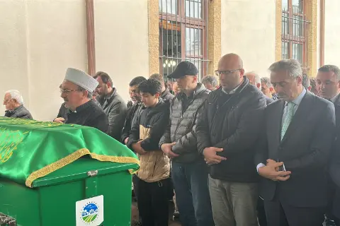 Depremin ardından yeniden inşa edilen 98 yıllık tarihi valilik binasında saat 04.17'de sabitlendi