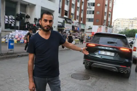 Adana'da yol çöktü: 2 metre derinliğinde çukur oluştu