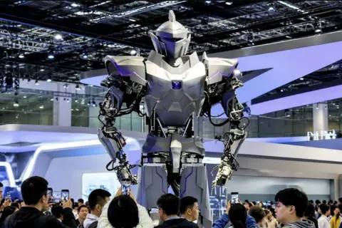 Çin, yetişkin bir ineği kaldırabilen 4 metrelik robotunu tanıttı