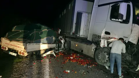 İnegöl - Yenişehir yolunda tır ile kamyonet kafa kafaya çarpıştı