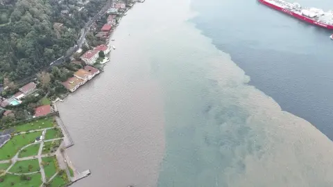 İstanbul Boğazı’nda dikkat çeken görüntü! Denizin bir bölümü çamurla kaplandı