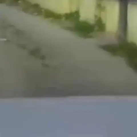 Gesi Güzelköy'de yol bozukluğu araçlara zarar veriyor