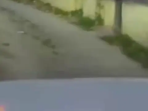 Gesi Güzelköy'de yol bozukluğu araçlara zarar veriyor