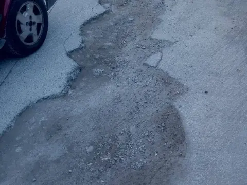 Yeşilyurt Mahallesi'nde bozuk yollar esnafı ve sakinleri endişelendiri