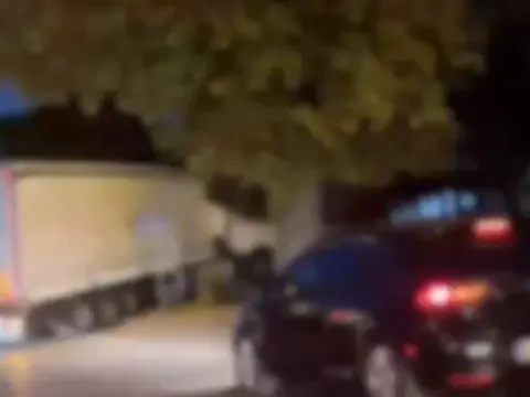Osman Kavuncu Bulvarı'nda tır kaldırıma çıktı