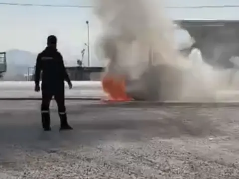 Alev Alan Araç İtfaiye Tarafından Söndürüldü