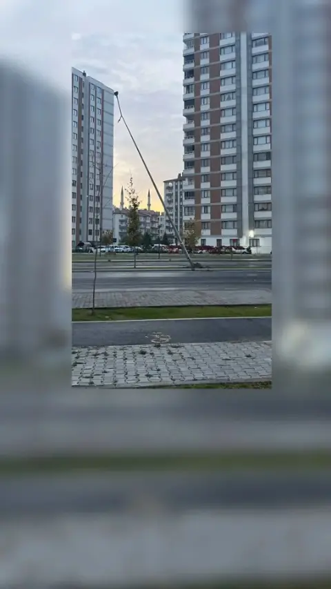 Kocasinan Yenidoğan Mahallesi'nde aydınlatma direği yan yatmış