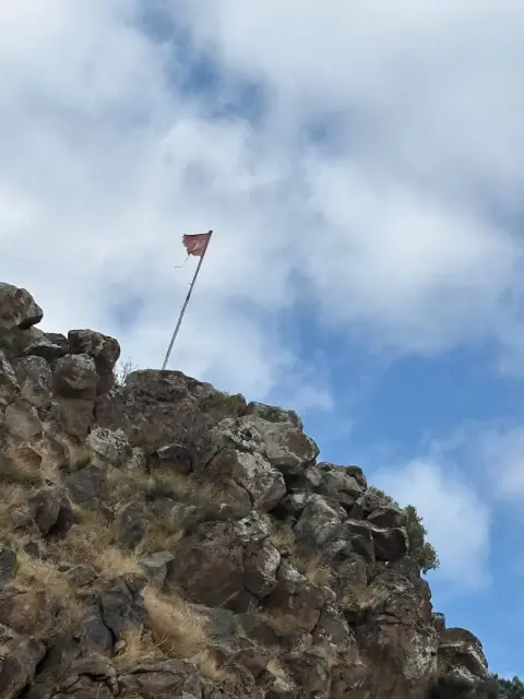 Eskişehir Bağları'nda yıpranan bayrak dikkat çekti