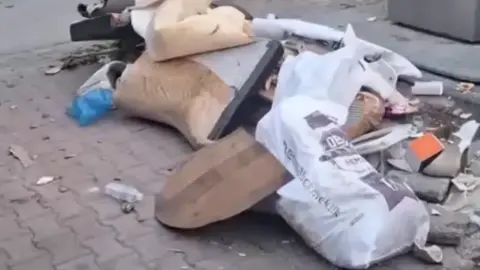Aydınlıkevler'de konteynerin yanına atılan çöpler tepki çekti