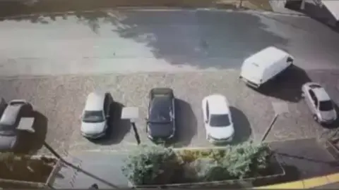 OSB Mahallesinde park halindeki araca çarpan kişi aranıyor