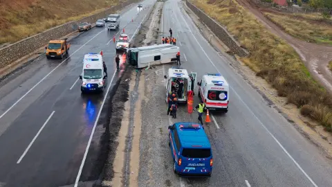 Konya yolunda işçi midibüsü devrildi! 15 yaralı