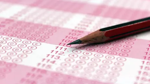 ÖSYM Başkanı Ersoy, Yükseköğretim Kurumları Sınavı'nın (2027-YKS) 19-20 Haziran'da yapılacağını, sınava başvuruların 4 Şubat-2 Mart tarihlerinde alınacağını bildirdi