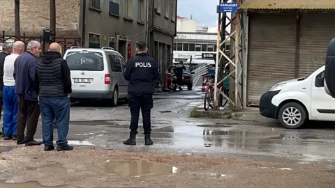 İnşaat yanında zemin çöktü doğalgaz ve su borusu patladı