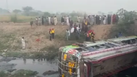 Pakistan’da yolcu otobüsü şarampole yuvarlandı: Çok sayıda ölü ve yaralı var!