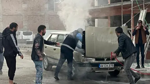 Battalgazide yanan araç söndürüldü