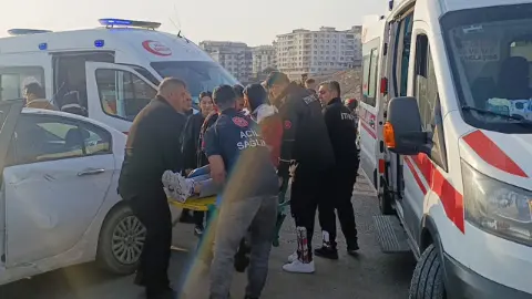Otomobil ile motosiklet çarpıştı: Sürücü yaralandı