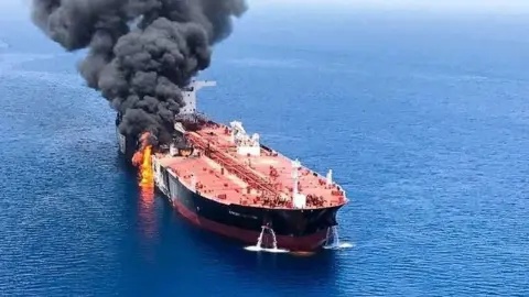 Hürmüz Boğazı’nda tanker mayına çarptı, yangın çıktı