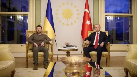 Ukrayna Devlet Başkanı Zelenskiy, Cumhurbaşkanı Erdoğan'ın davetine icabetle yarın Türkiye'ye çalışma ziyareti gerçekleştirecek