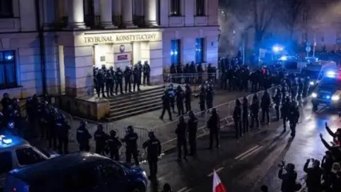 Polonya’da Anayasa Mahkemesi krizi: Polis mahkeme binasını bastı
