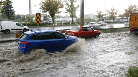 Meteoroloji Genel Müdürlüğü'nden Sağanak Yağış ve Sis Uyarısı