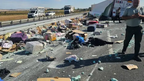 Mardin'de tır, 2 otomobile çarptı: 5 yaralı