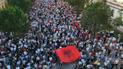 Arnavutluk'ta öğrenci protestoları büyüyor