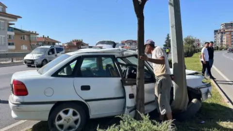 Alanya'da otomobil direğe çarptı! Sürücü kaçtı, D-400'de trafik kilitlendi