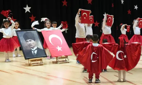 Cumhuriyet Coşkusu Miniklerin Gösterileriyle Taçlandı