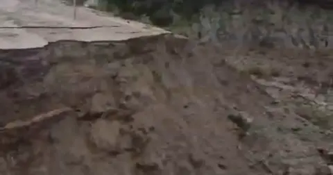 Gönen’de Fındıklı Mahallesi’nin Bağlantı Köprüsü çöktü