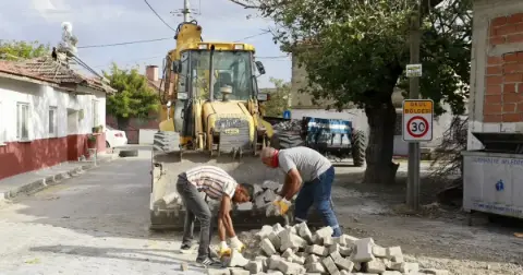 Burhaniye’de Mahalle Mahalle Yol Mesaisi