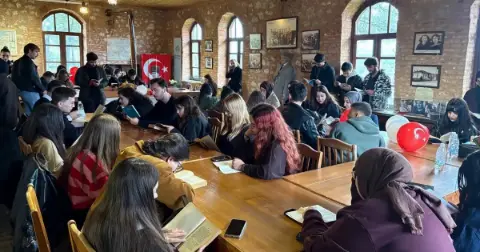Genç Yürekler Cumhuriyet İçin Kitapları Ele Aldı