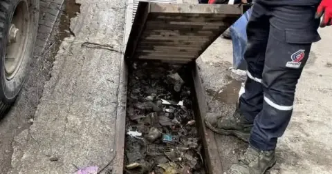 Sındırgı’da Yağmur Suyu Mazgallarından çöp çıktı
