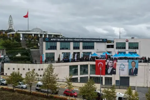 Kaygan Yolda Kontrolden çıkan Otomobil Yandı