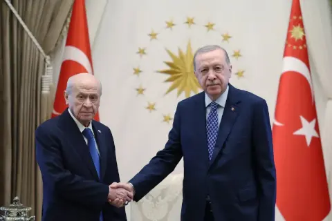 Kaygan Yolda Kontrolden çıkan Otomobil Yandı