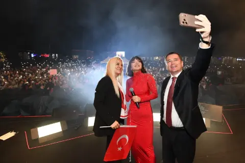 Burhaniye’de Mahalle Mahalle Yol Mesaisi