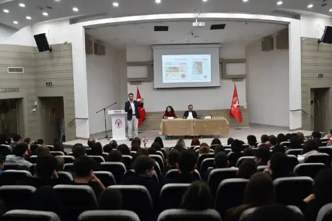 Genç Yürekler Cumhuriyet İçin Kitapları Ele Aldı
