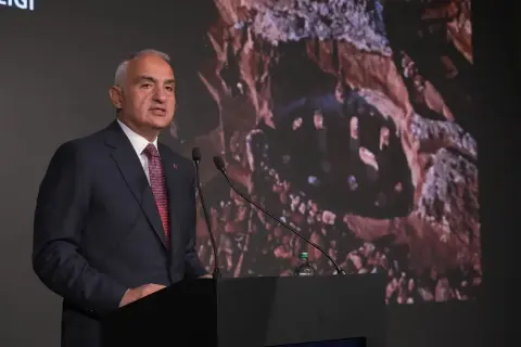Genç Yürekler Cumhuriyet İçin Kitapları Ele Aldı