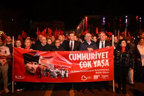 Ayvalık’ta Cumhuriyet Coşkusu Feridun Düzağaç Konseriyle Zirveye çıktı