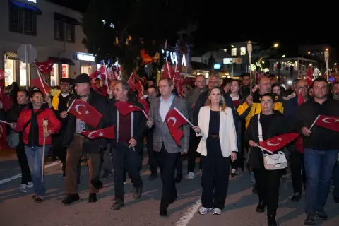 Ayvalık’ta Cumhuriyet Coşkusu Feridun Düzağaç Konseriyle Zirveye çıktı