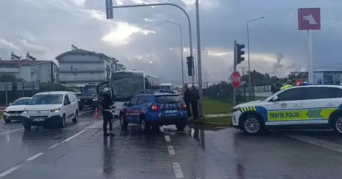 Ilıca- Kumköy Kavşağı’nda 3 araçlı zincirleme kaza