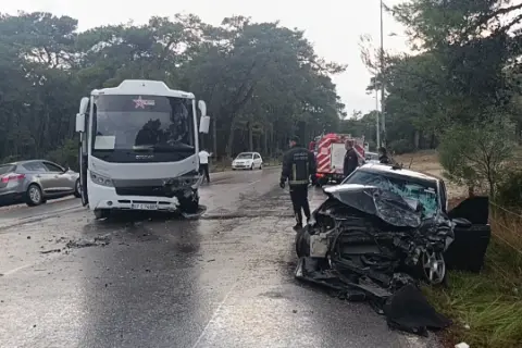Acısu Caddesi’nde servis midibüsü, otomobille çarpıştı