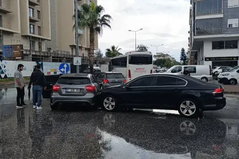 Çetin Emeç Caddesi’ndeki kaza güvenlik kamerasında