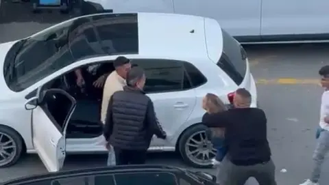Adapazarı’nda ortalık karıştı dövüş antrenörüyüm ben dedi yumruk attı
