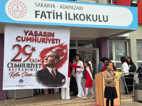 Adapazarı Fatih İlkokulu’nda Cumhuriyet’e büyük sevgi